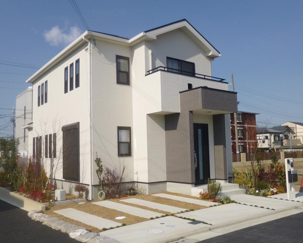 Building plan example (exterior photos). Spacious living room of a feeling of opening plenty, Home to nurture the family warm reunion. (No. 5 place local model house)