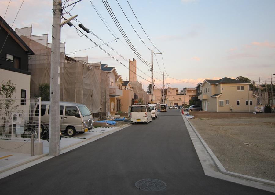 Local photos, including front road. Achieve an open living is 40 square meters or more of the large site. Affluent residential units arranged in which a distance of 2.0m between the Tonarito. (Shooting at local / 2013 October shooting)