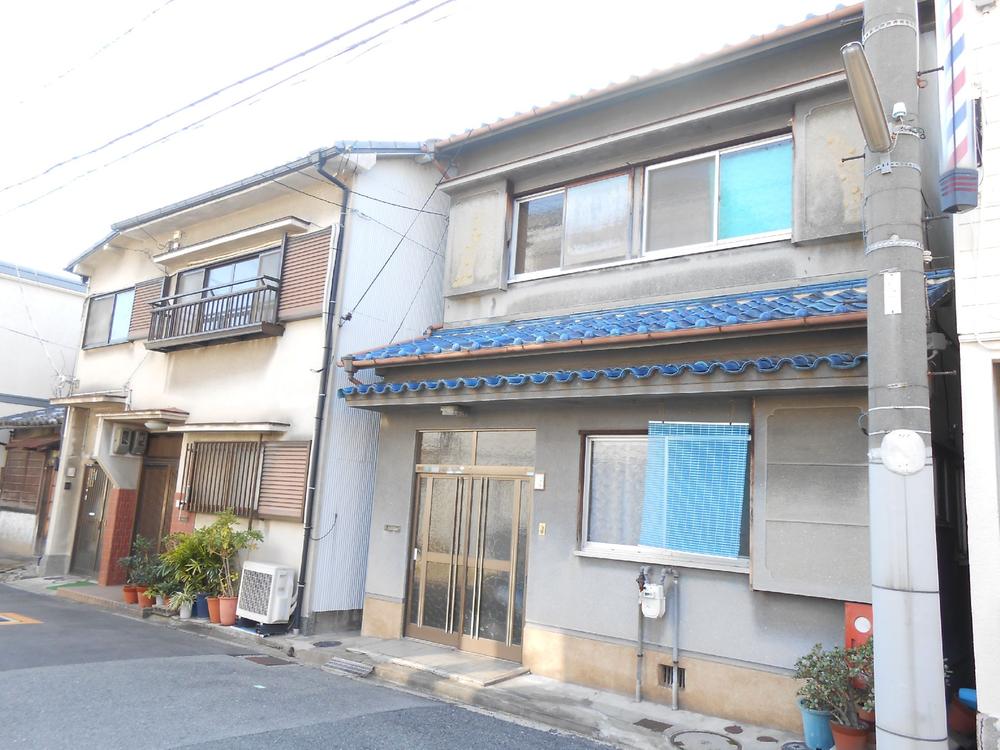 Local land photo. Parking a breeze in the frontage spacious!