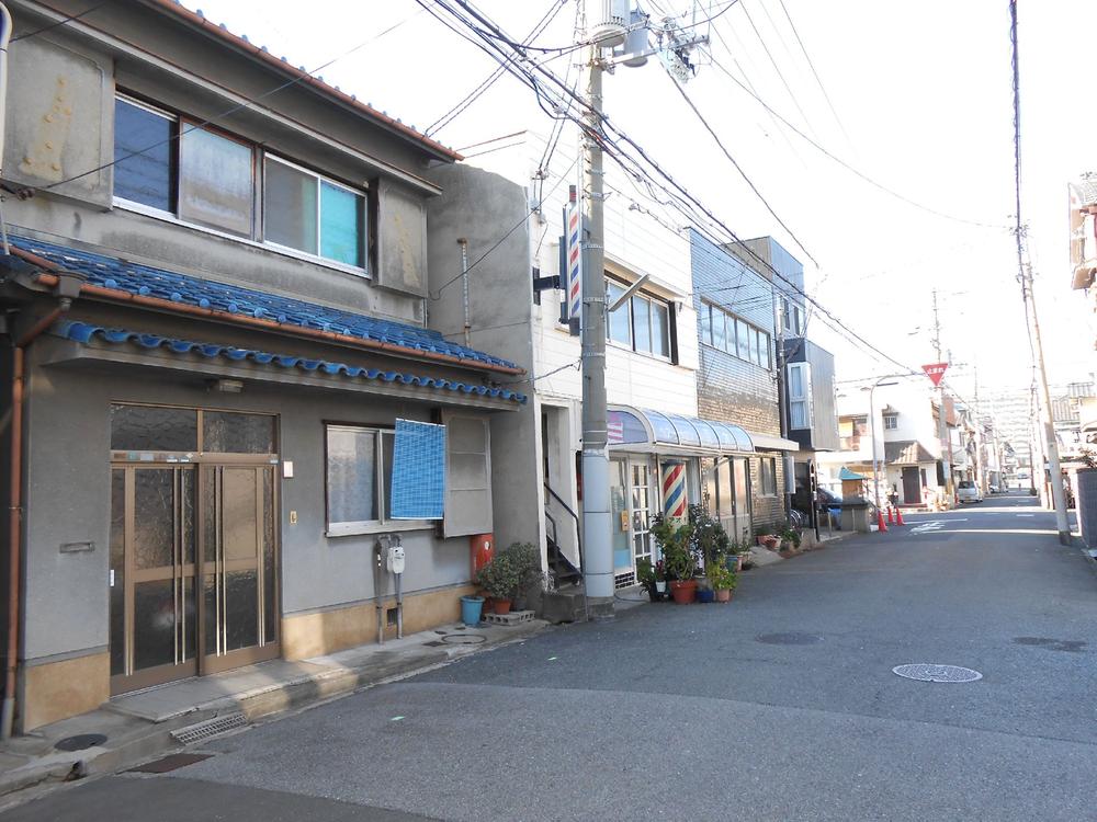 Local photos, including front road. Traffic is also less safe!