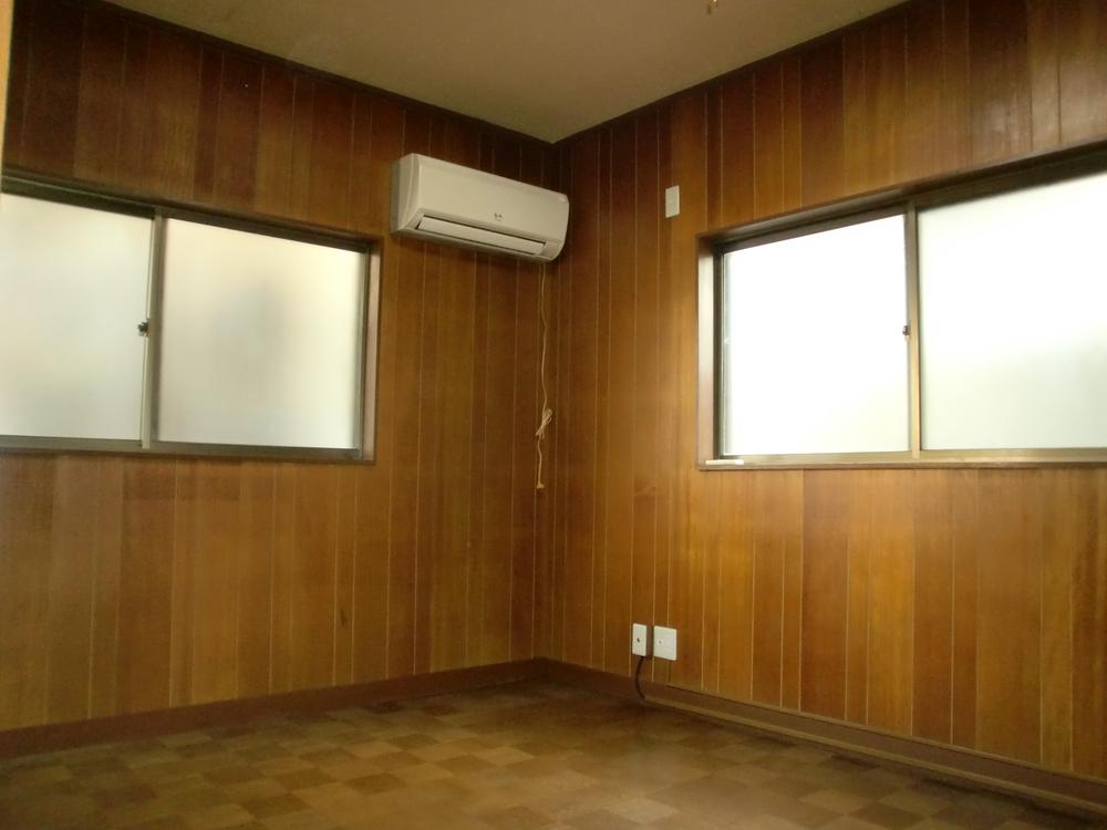 Living. Bright two-plane daylight.