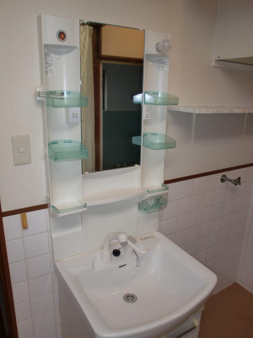 Wash basin, toilet. Easy to use in a wide basin space.