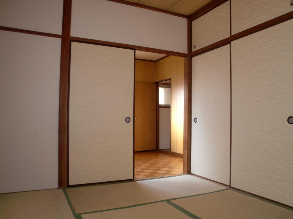 Non-living room. Storage is also rich.