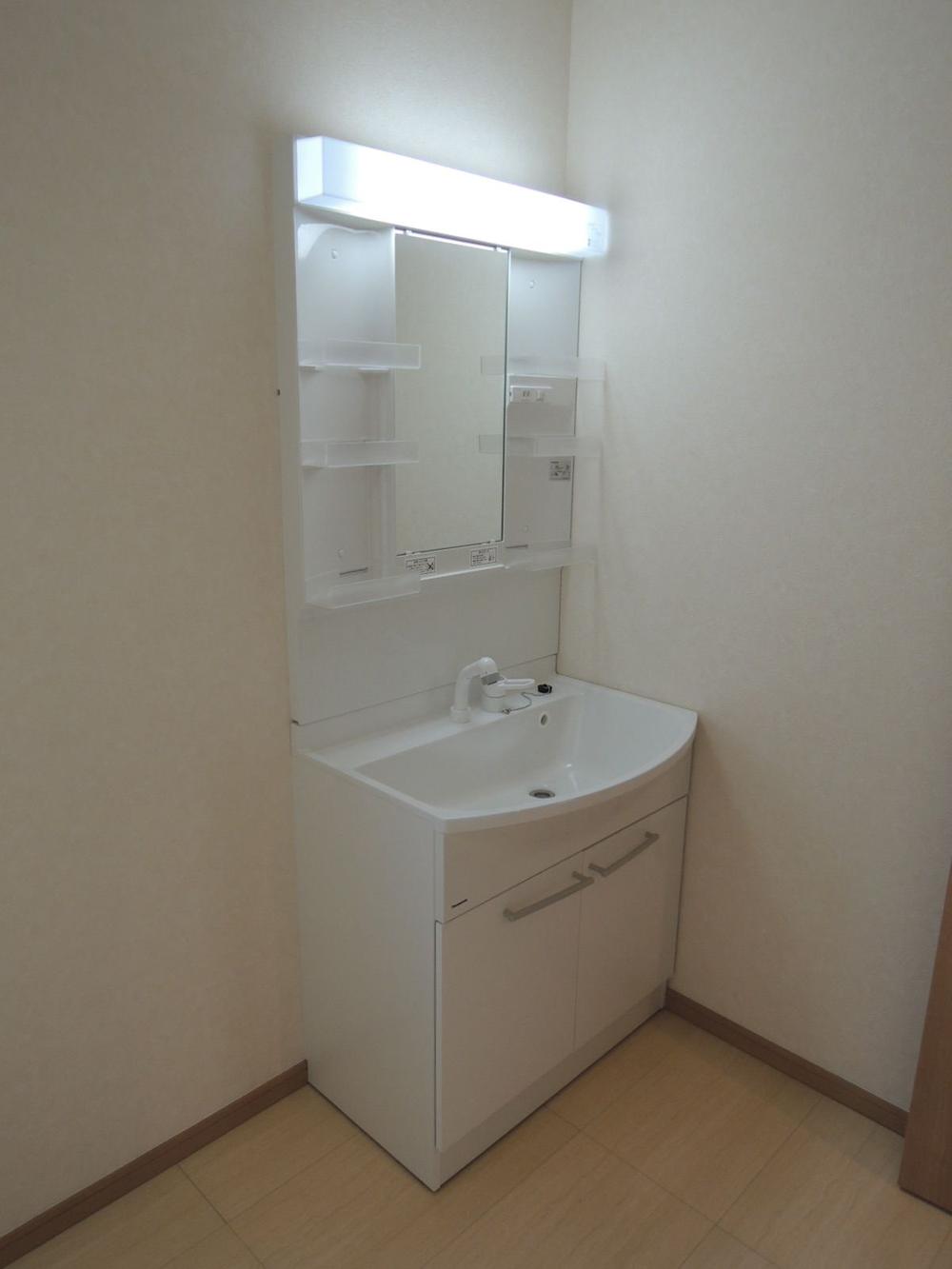 Wash basin, toilet. Shampoo is vanity