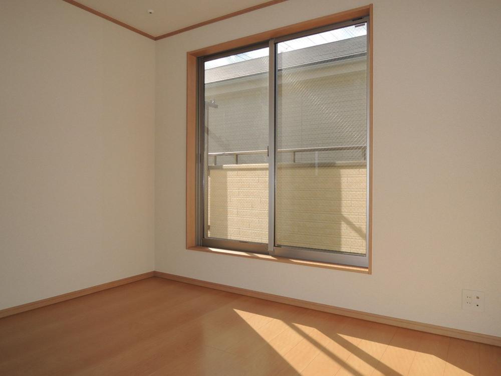 Non-living room. It is also a good day from the balcony