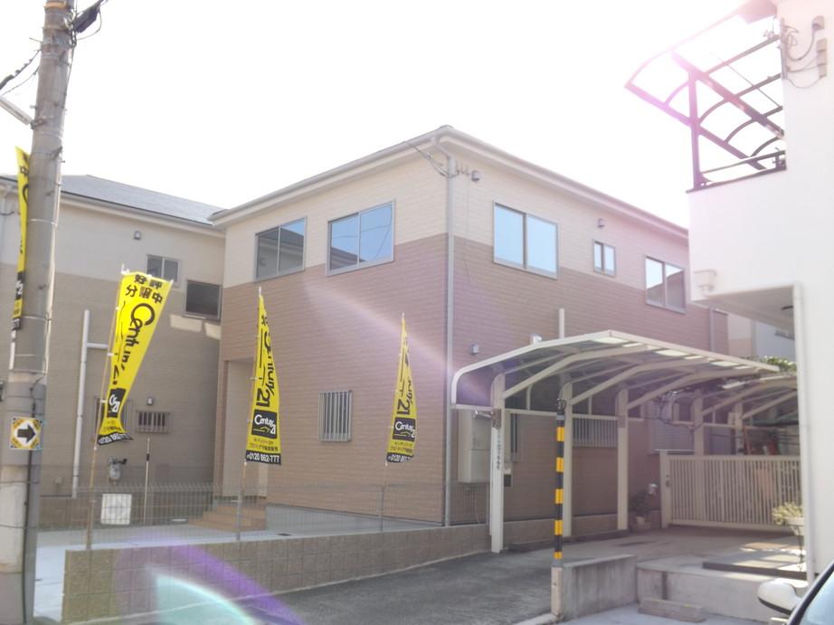 Local appearance photo. Local photos (streets) all three House! Clean streets!