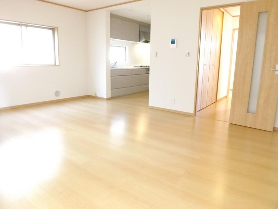 Living. Local photos (living) Comfortable space of all window glazing!