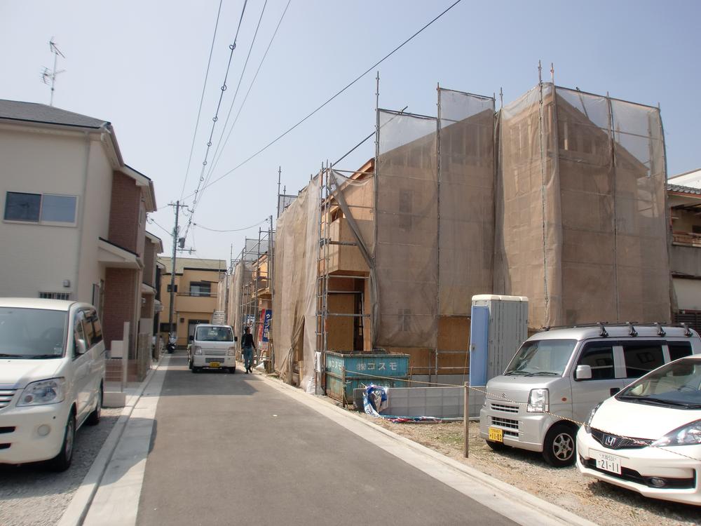 Local photos, including front road. Also relaxed before the road. 