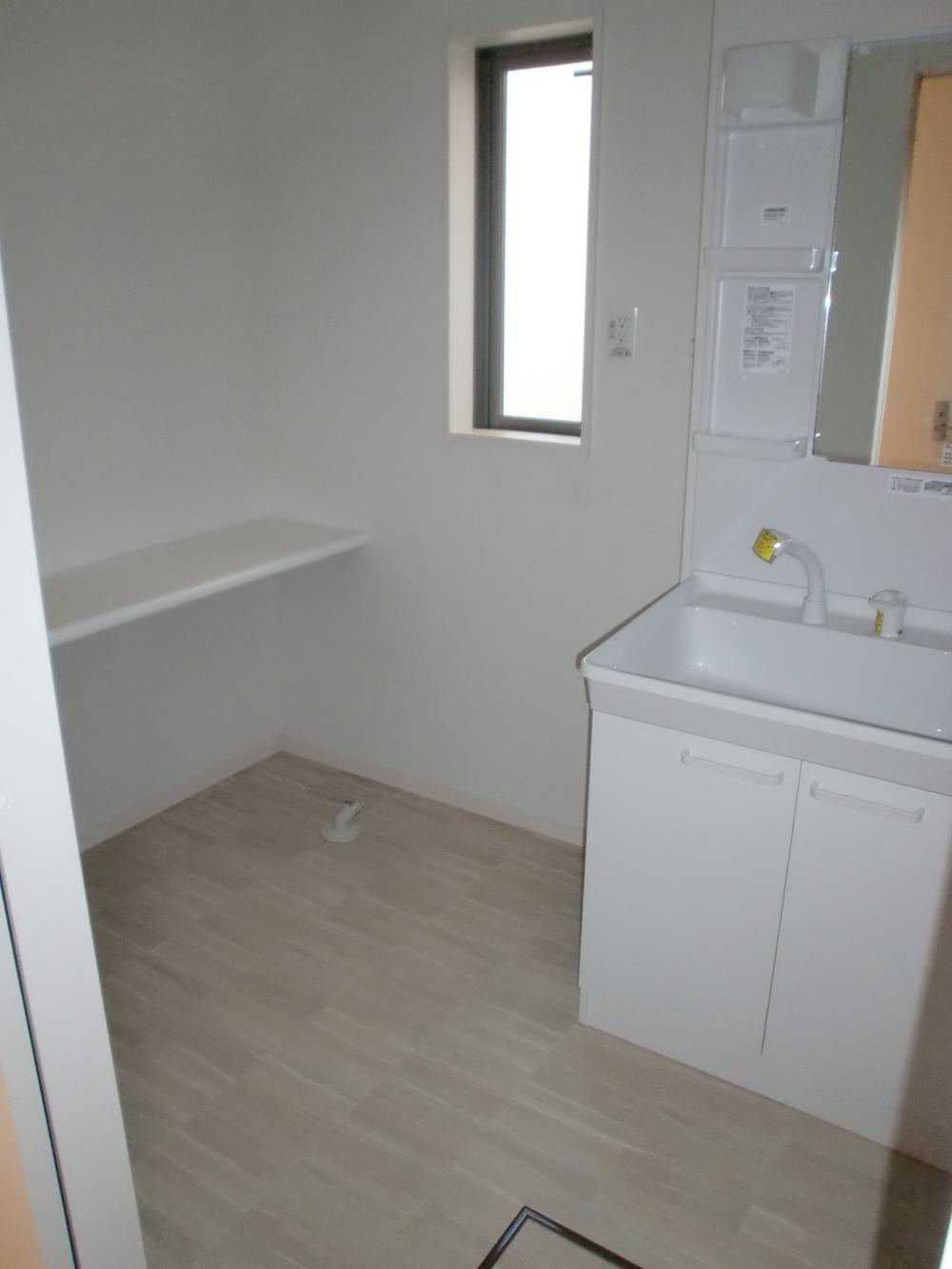 Wash basin, toilet. It is spacious also washstand. 