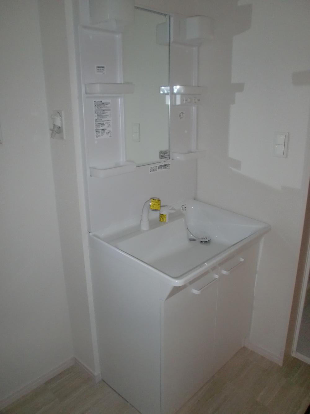 Wash basin, toilet. This is useful in with shampoo dresser