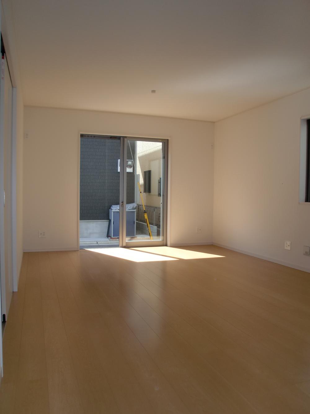 Living. Facing south ・ Bright living Komu shines sunshine