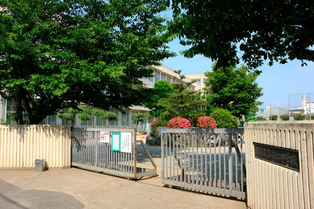 Junior high school. Takashi Mikuni 9-minute walk from the 690m junior high school until junior high school. Since the school of through a residential area is safe.