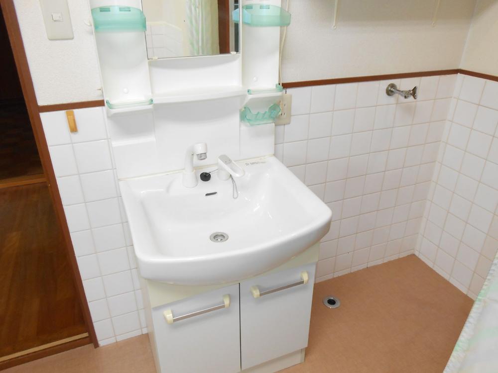 Wash basin, toilet. Basin is with excellent functionality!