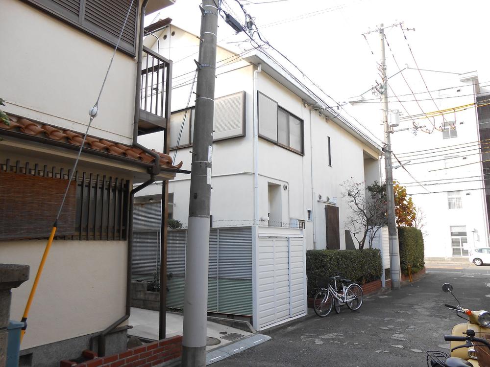 Local photos, including front road. Because it is safe traffic volume is less