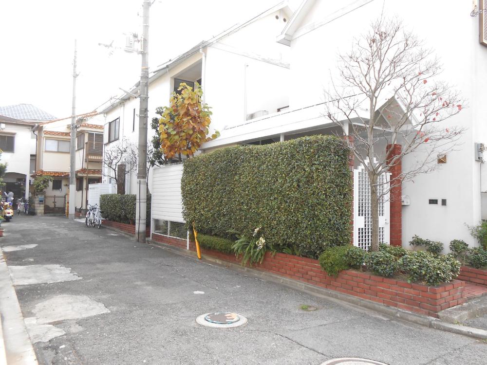 Local photos, including front road. 2 minutes to the station! It is a good house of convenience