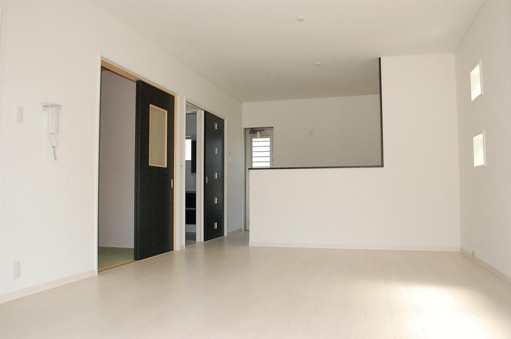 Living. Face-to-face kitchen bouncing conversations