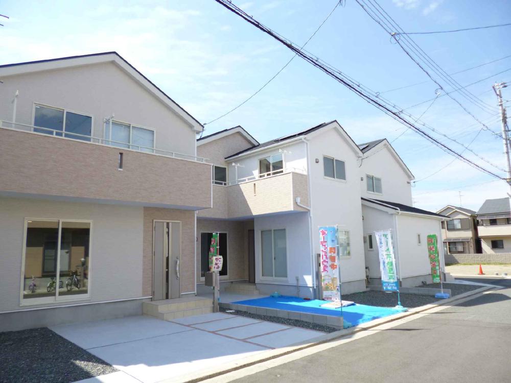 Same specifications photos (appearance). It is a quiet residential area