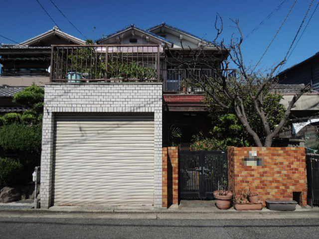 Local appearance photo. Good location of the station 11 minutes' walk