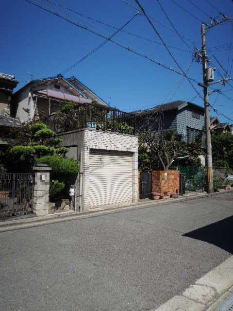 Local appearance photo. A quiet residential area