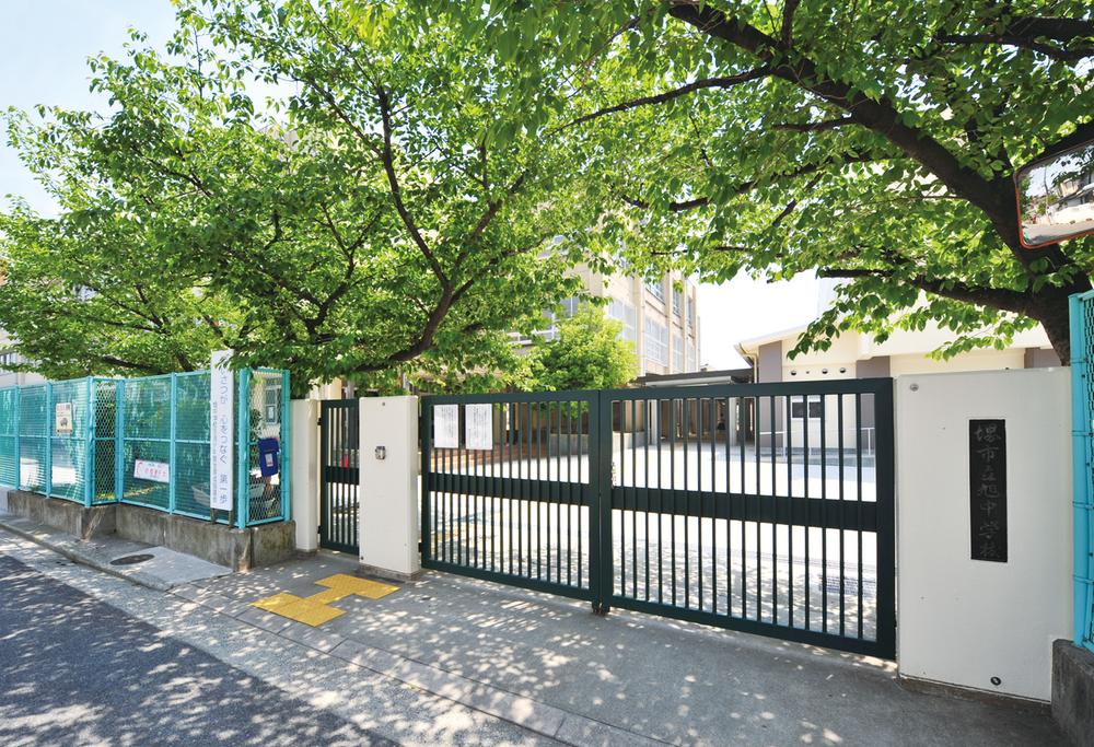 Junior high school. 600m up to municipal Asahi Junior High School