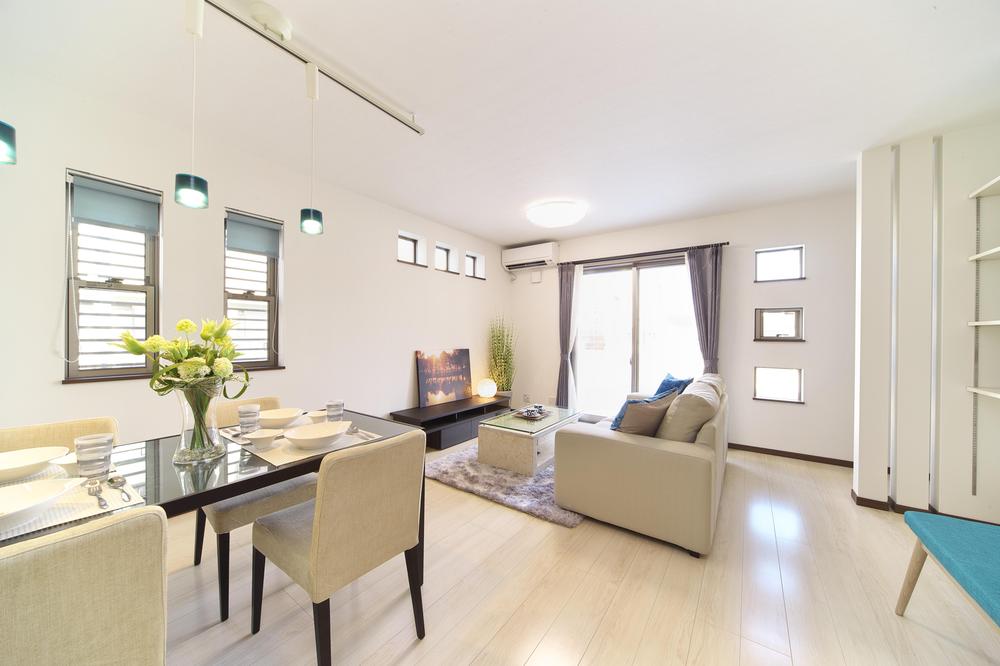 Living. LDK of about 18 quires is, Southeast ・ Bright and comfortable in a corner lot. Indoor (September 2013) Shooting