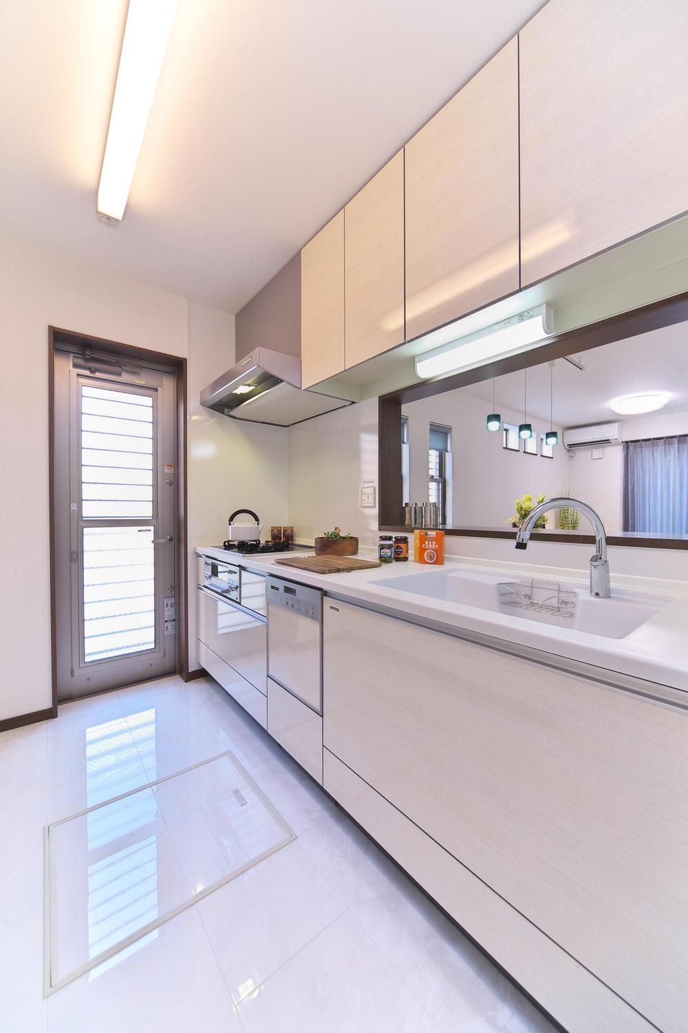 Kitchen. Water around is to choose from 3 manufacturers. Photo Takara Standard. Including the touch-less faucet, Enhancement, such as dishwasher. Indoor (September 2013) Shooting