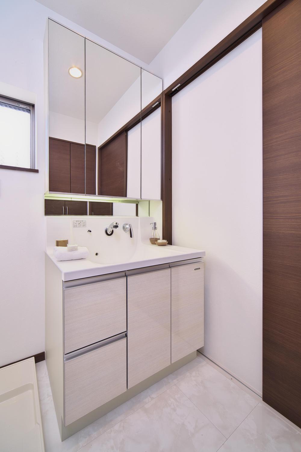 Wash basin, toilet. Water around to choose from 3 manufacturers. Photo Takara Standard. Your hand input easier, Shower nozzle, Abundant storage space, etc., It has been devised happy to wife. Indoor (September 2013) Shooting