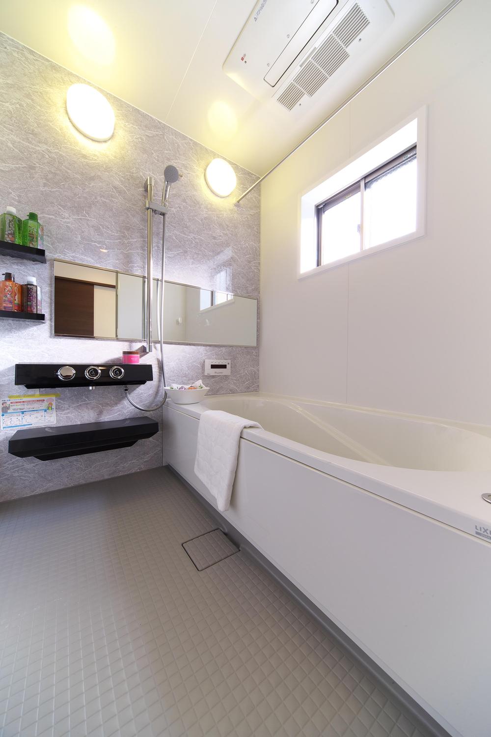 Bathroom. Water around is to choose from 3 manufacturers. Photo LIXIL. Also it comes with useful features such as a bathroom dryer. Indoor (September 2013) Shooting