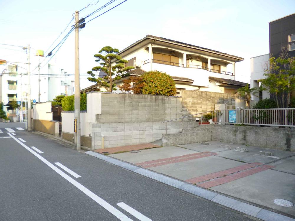 Local photos, including front road. Front road is spacious 7.1m