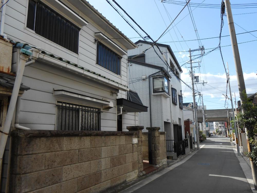 Local photos, including front road. Because it is safe traffic volume is also small. 