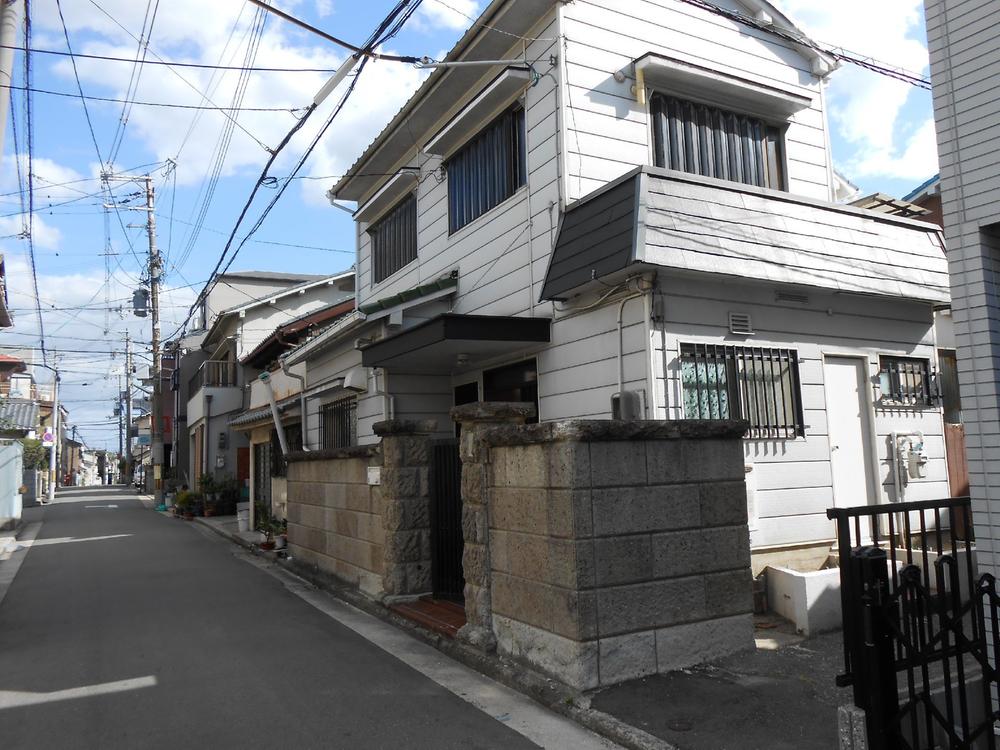 Local photos, including front road. Ventilation good for the corner lot. 