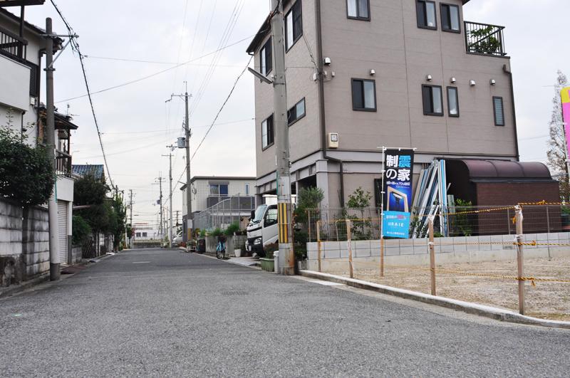 Local photos, including front road. Photographed by the local (2013 November)