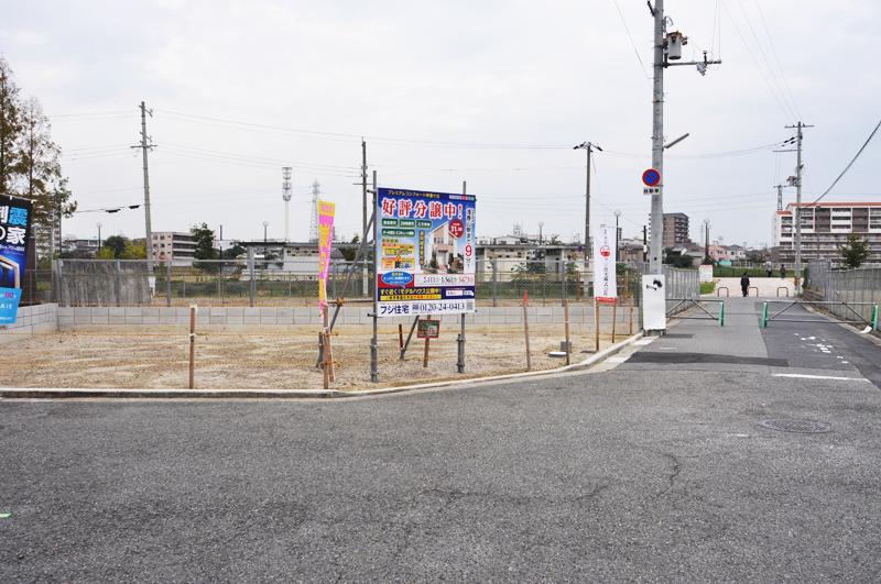 Local photos, including front road. Photographed by the local (2013 November)