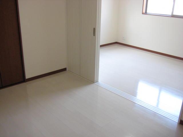 Non-living room. 6 Pledge Western-style 2 between More