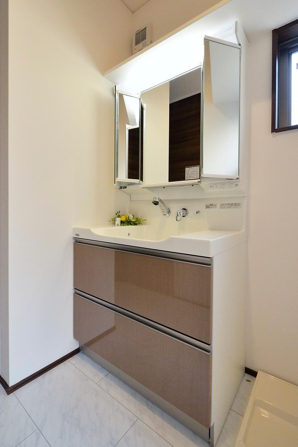 Wash basin, toilet. Wash basin with a large shampoo dresser also become three-sided mirror. But busy morning of dressing also loose and ready likely. (Our example of construction)