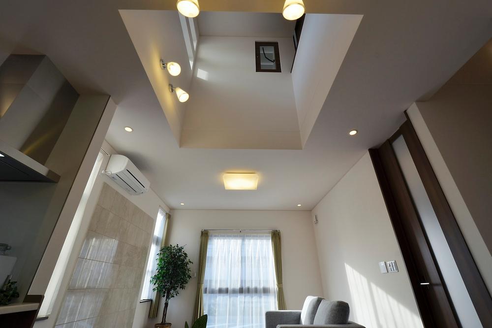 Same specifications photos (living). Atrium, which is provided in the living room. Bright light coming through the window, Open. While staying on the first floor, You can also call out on the second floor, It seems more and more communication with family. (Our example of construction)