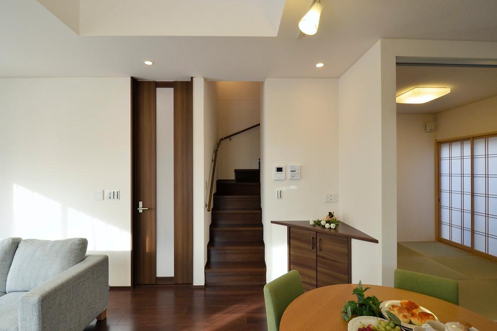 Same specifications photos (living). Living room in the child-rearing households adopted the popularity of living in stairs. Always it is possible to adjust the family and face, Increase the conversation of nature and family. (Our example of construction)