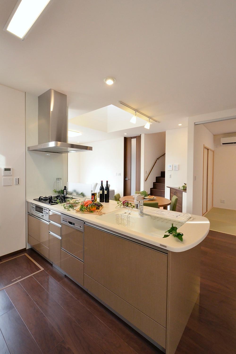 Same specifications photo (kitchen). Beautiful artificial marble of the top plate, A spacious cooking space kitchen. And it comes with a dish washing and drying machine and a large slide storage, It is going to be fun to cook. (Our example of construction)