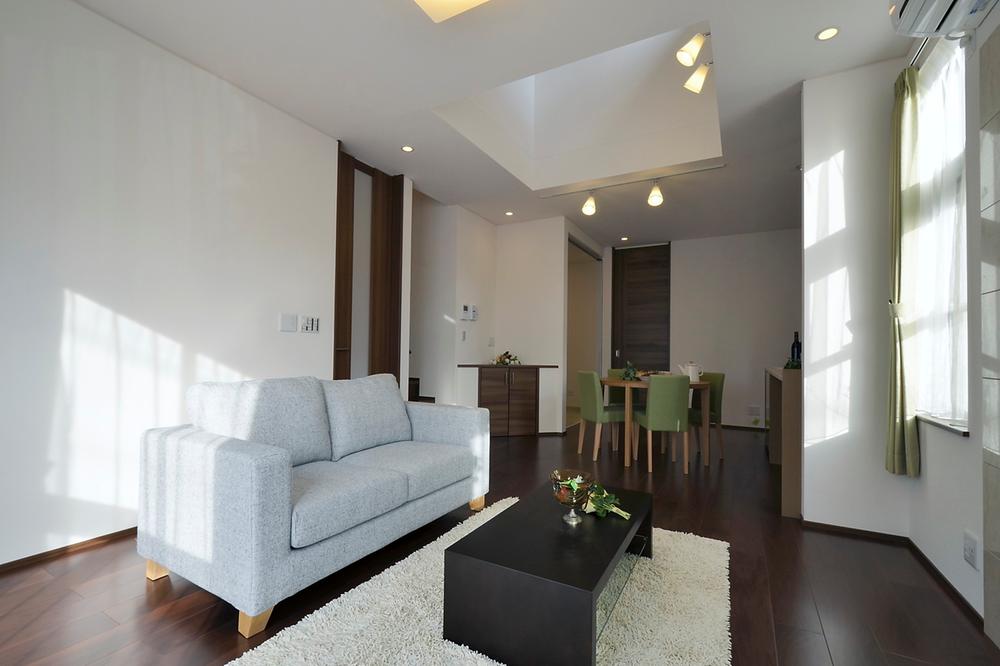 Bright, large windows, Warm sunlight is plugged living. In hot-water floor heating also three places standard equipment, Likely to spend warm even in winter. (Our example of construction)