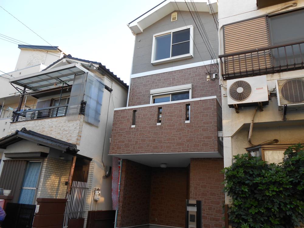 Local appearance photo. A quiet residential area.