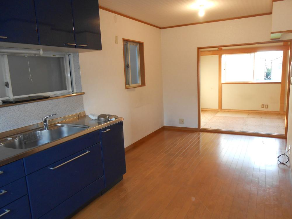 Living. The room is very clean.