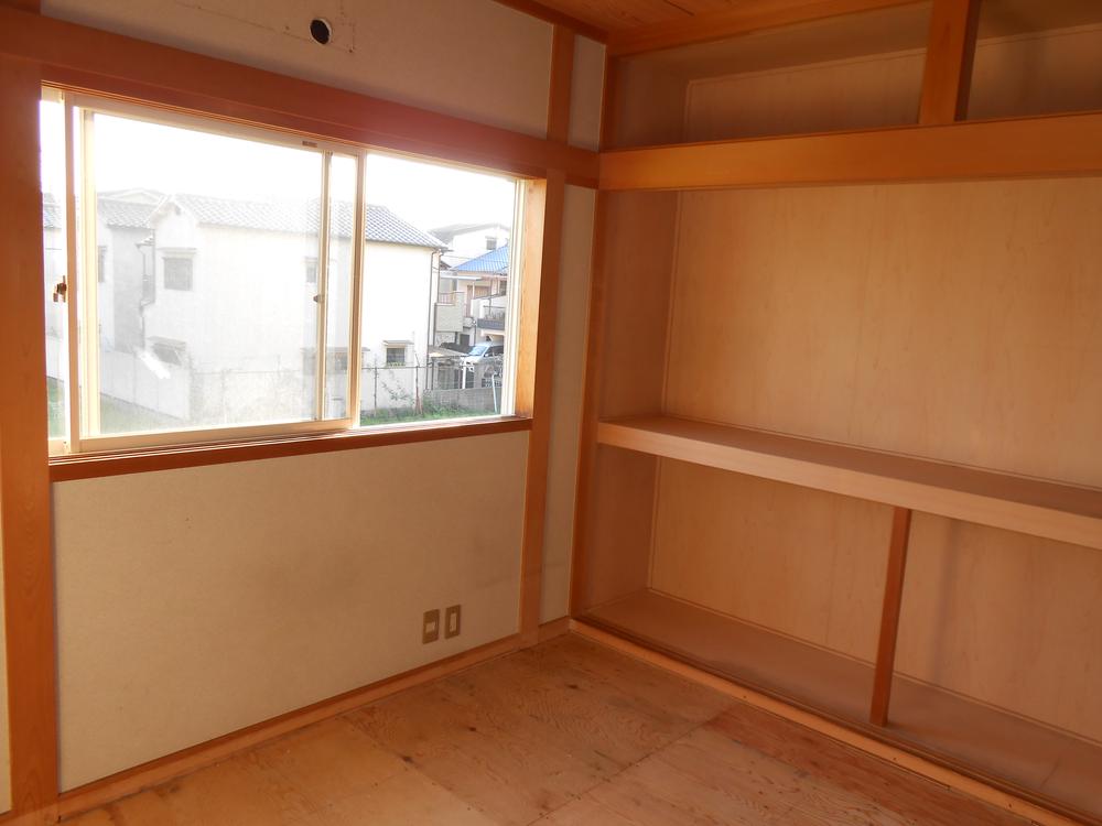 Non-living room. Wind through good.