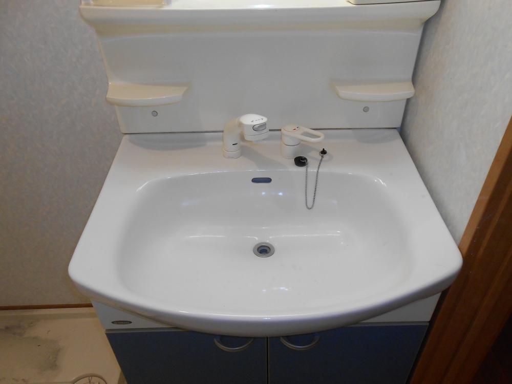 Wash basin, toilet. Easy-to-use wash basin.