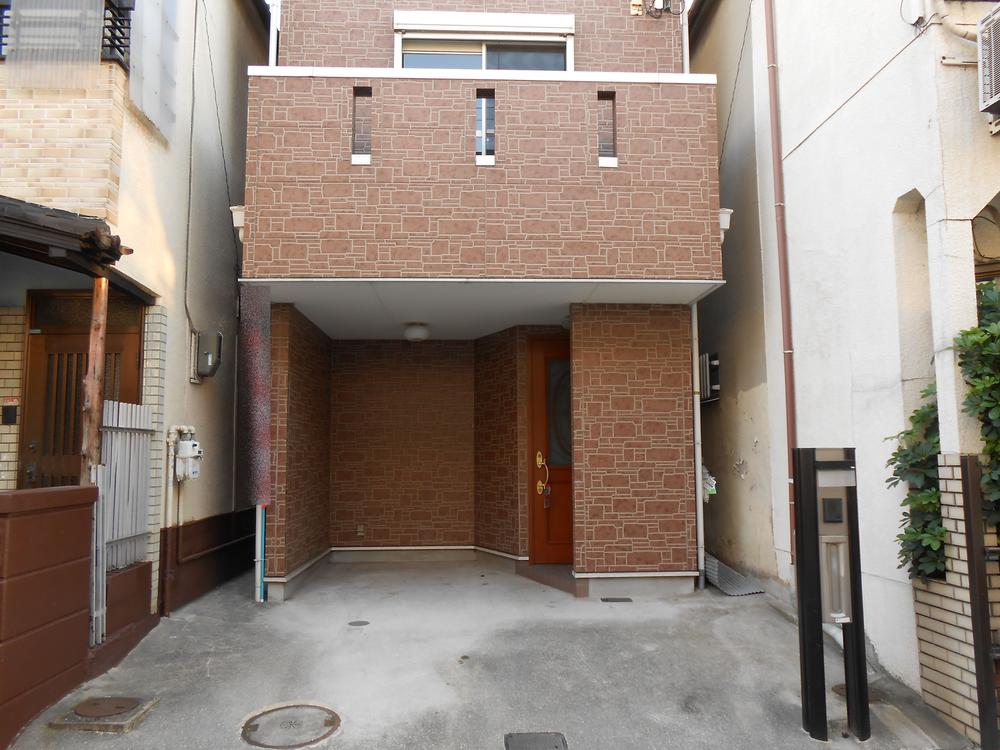 Parking lot. Parking a breeze in the frontage spacious.