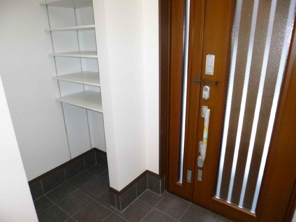 Entrance. There is a happy shoes in cloak if there is at the door, Storage you can use very widely!