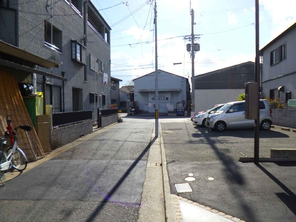 Local photos, including front road. Front road is very bright house for southeast ☆