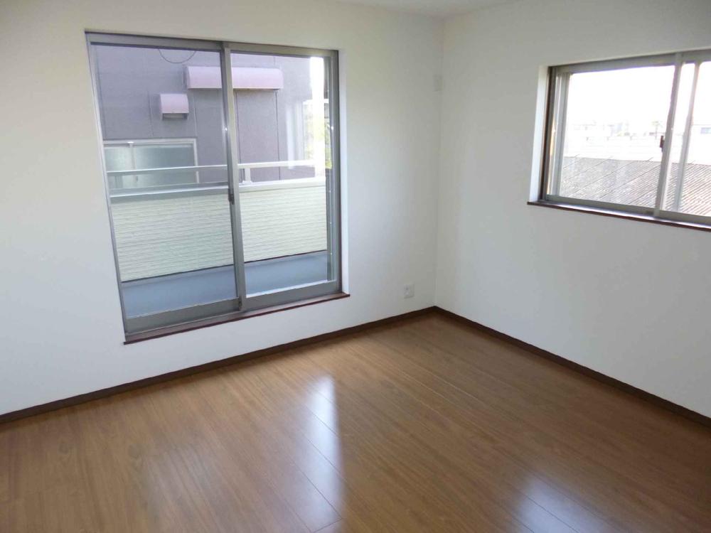 Non-living room. In the room that faces the balcony, It is very bright!