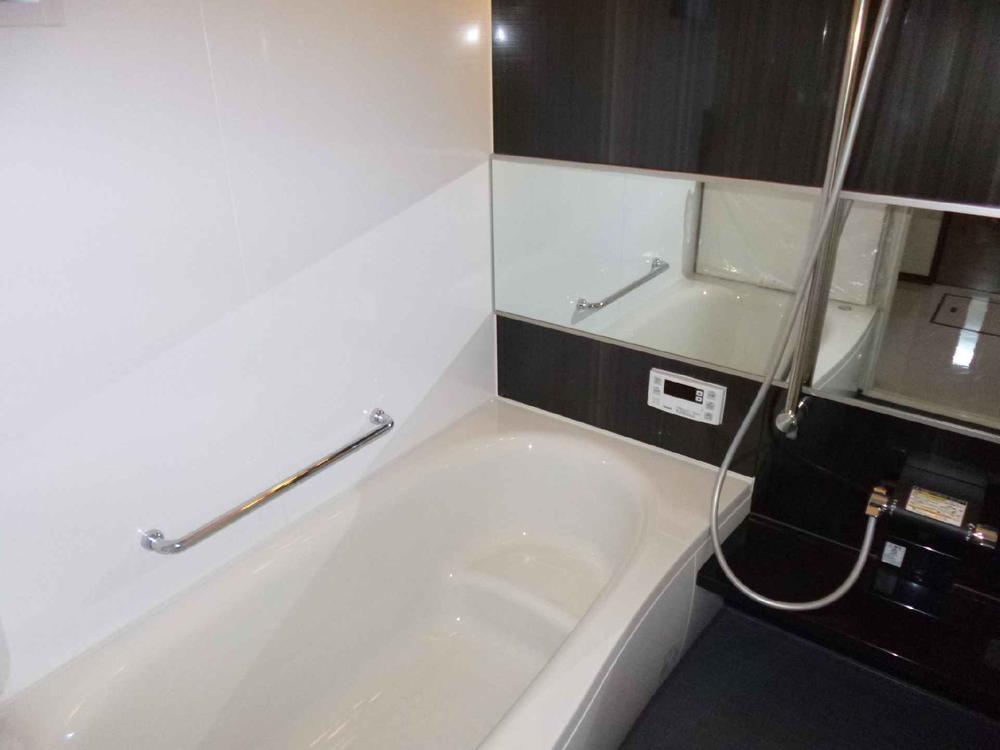 Bathroom. Also calm in the chic and spacious bathroom color scheme, Spend the healing of time