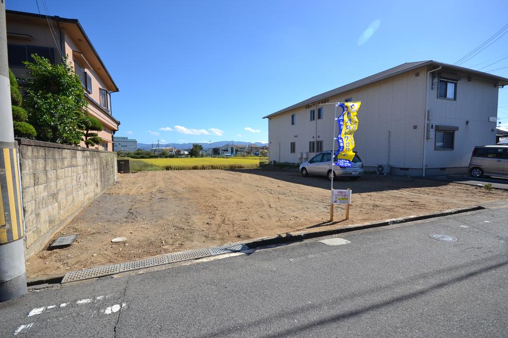 Local photos, including front road. (Photo: October 2013)