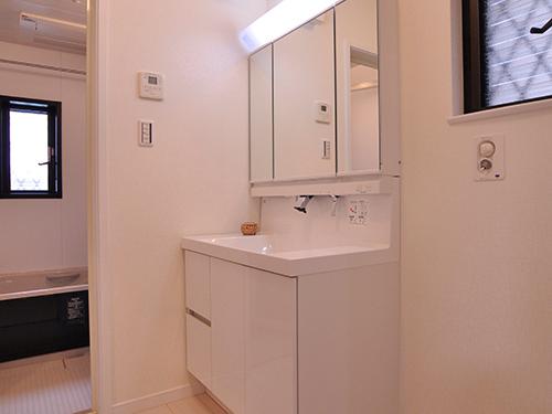 Wash basin, toilet. Washroom of peace of mind, even a busy time of the morning. Toothpaste together with everyone.